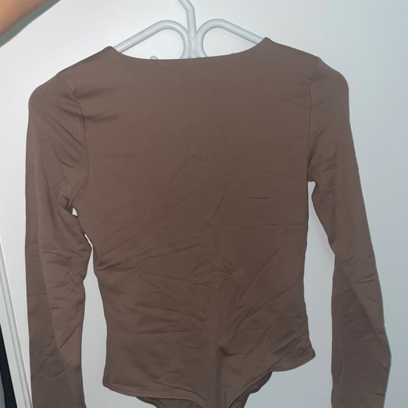 aritzia babaton contour crew long sleeve bodysuit (M) - Picture 2 of 3